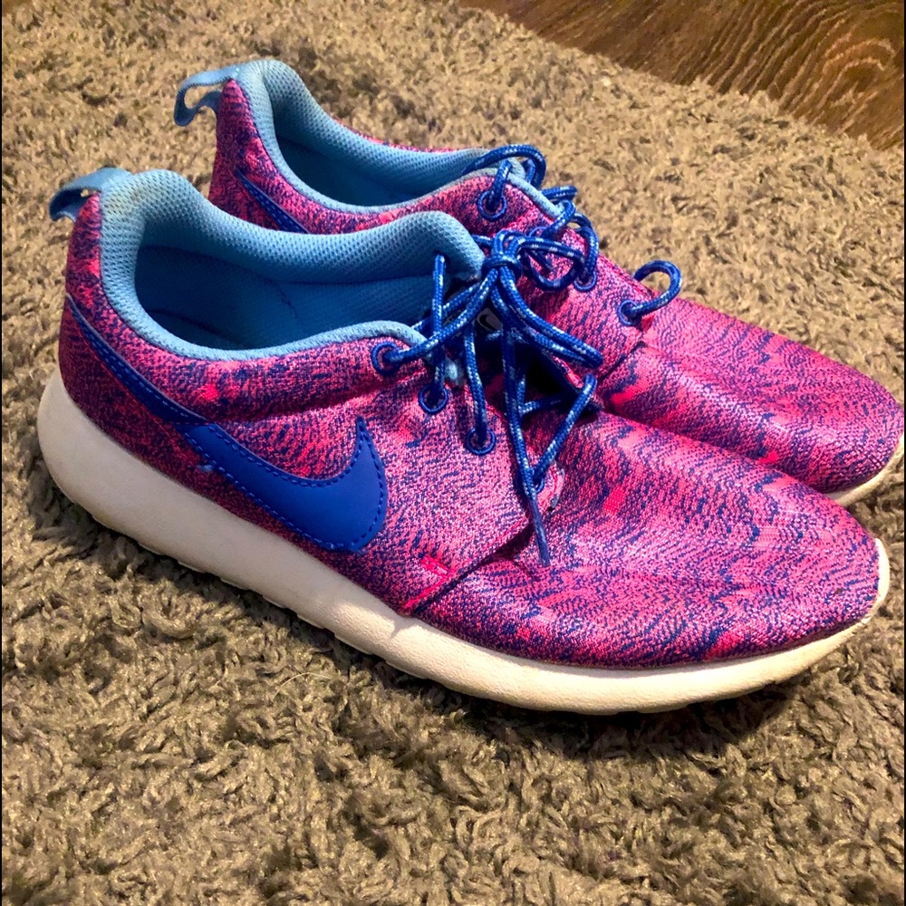 🎉FINAL PRICE🎉Nike Roshe Tennis shoes size 7Y ; womens 8